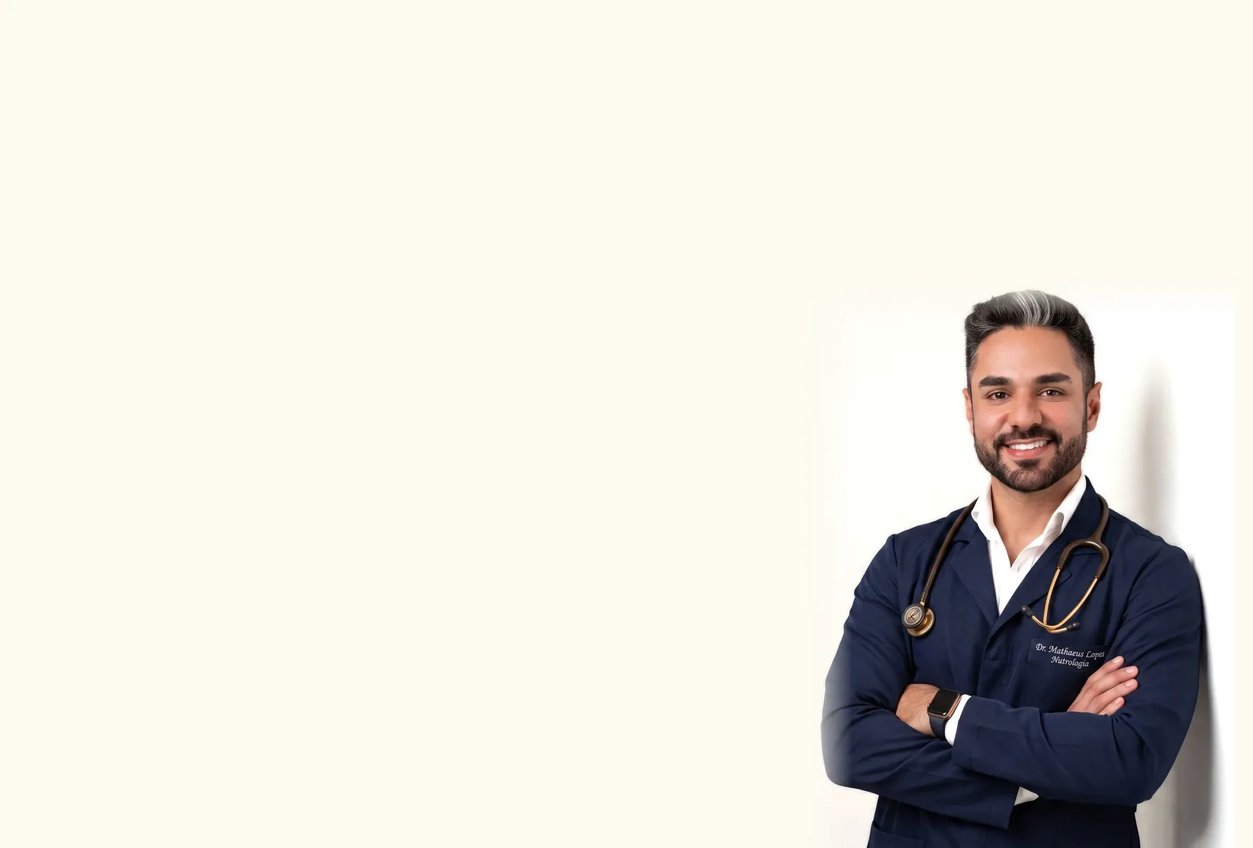 Dr. Mathaeus Lopes de Andrade, de jaleco e estetoscópio